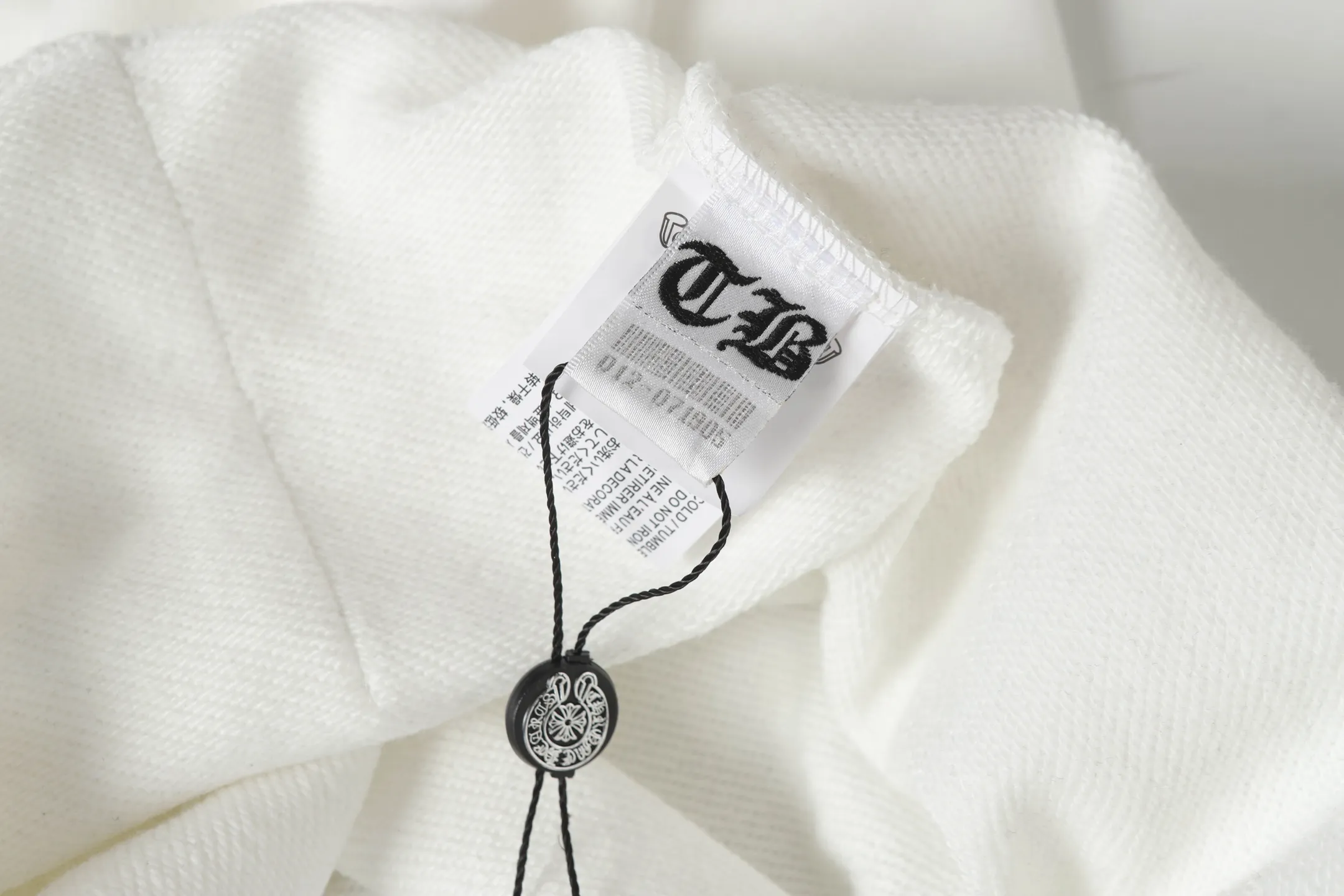P240 Cross-border running quantity model, please do not place an order if you pursue quality - Chrome Hearts/Chrome Heart Cross ✝️ Sanskrit printed hooded sweatshirt - High weight, high density and high quality. The wool is soft, delicate and skin-friendly. It feels soft and silky. It has excellent warmth and skin-friendly properties - Custom-woven and dyed, no color difference. No matter the fabric or workmanship details, it beats the ordinary version on the market - Hardware zipper accessories are all customized, full of details -Colour: black white -Size: S M L XL
